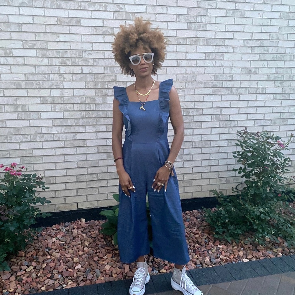 Ruffle sleeve denim jump

Stretch back

Side zip

Light wt denim